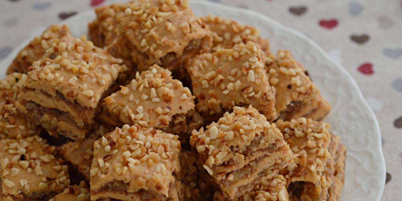 prajitura cu foi de bezea cu nuca si crema caramel